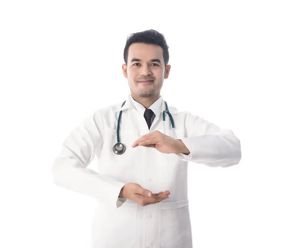 医生用听诊器抱着一个空的 在白色上隔离 — 图库照片