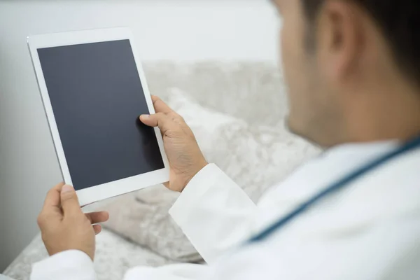 Médico Hospital Usando Una Tableta Digital Mientras Descansa —  Fotos de Stock
