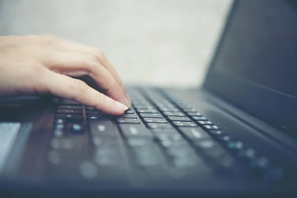 Πληκτρολόγηση Laptop Στο Χέρι Της Γυναίκας Επικεντρωθεί Δάχτυλό Του — Φωτογραφία Αρχείου
