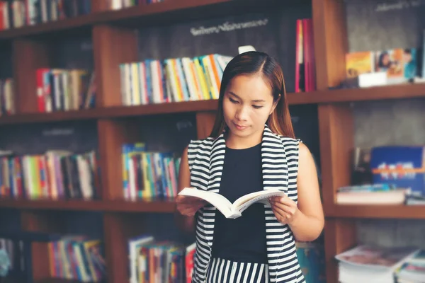 Mulher Asiática Lendo Livro Biblioteca — Fotografia de Stock