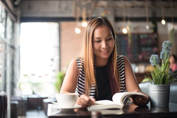 Mujer Asiática Relajándose Leyendo Libro Café Concepto Mujer — Foto de Stock