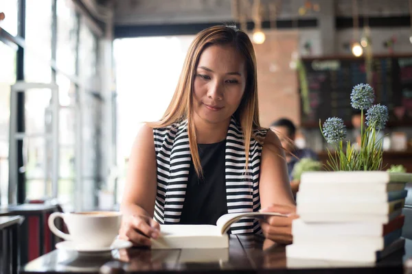 Femme Asiatique Détendre Lire Livre Dans Café Concept Style Vie — Photo