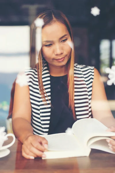 Donna Asiatica Rilassante Lettura Libro Nel Caffè Concetto Vita Femminile — Foto Stock