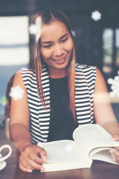 Mujer Asiática Relajándose Leyendo Libro Café Concepto Mujer — Foto de Stock