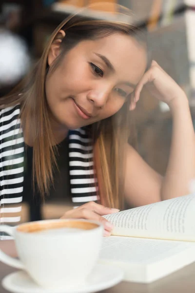 Mujer Asiática Relajándose Leyendo Libro Café Concepto Mujer — Foto de Stock