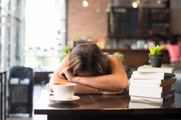 Retrato Mulher Tirar Uma Soneca Mesa Café Parece Cansado Depois — Fotografia de Stock