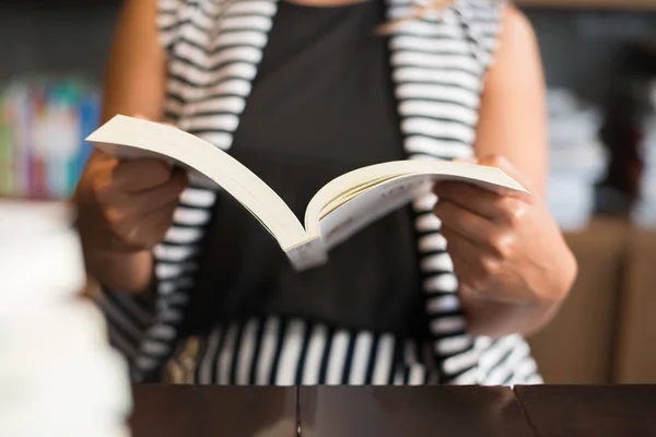Крупним Планом Жінка Читає Книгу Бібліотеці — стокове фото
