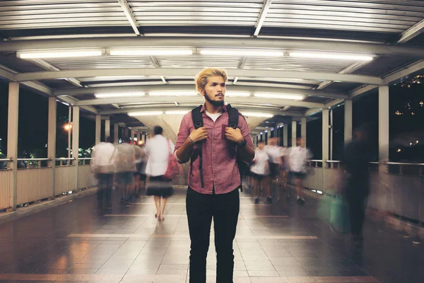 Bel Homme Barbu Avec Sac Dos Debout Dans Rue Voyageant — Photo