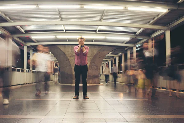 Hipster Bebaarde Man Die Verdieping Met Mensen Beweging Achtergrond Onderweg — Stockfoto