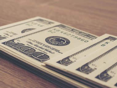 Doları banknot masada