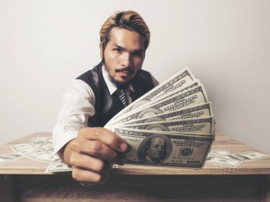 işadamı birçok Doları banknot, iş başarı kavramı ile mutlu