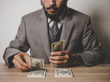 işadamı birçok Doları banknot, iş başarı kavramı ile mutlu