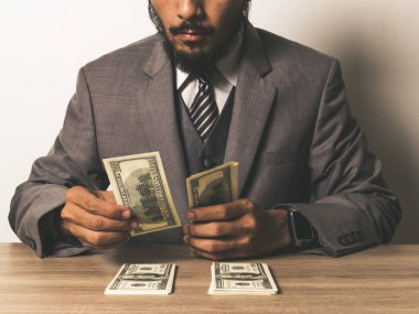 işadamı birçok Doları banknot, iş başarı kavramı ile mutlu