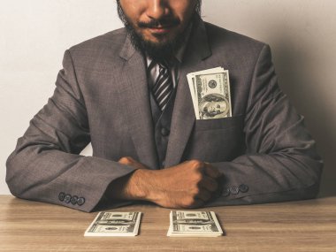 işadamı birçok Doları banknot, iş başarı kavramı ile mutlu