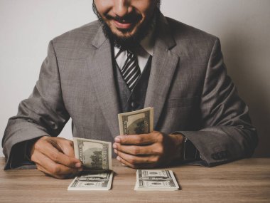 işadamı birçok Doları banknot, iş başarı kavramı ile mutlu