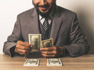 işadamı birçok Doları banknot, iş başarı kavramı ile mutlu