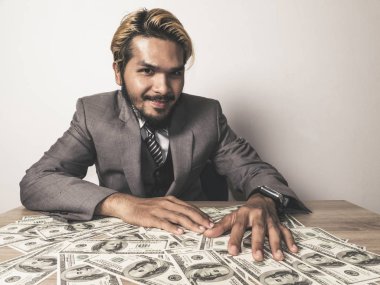 işadamı birçok Doları banknot, iş başarı kavramı ile mutlu