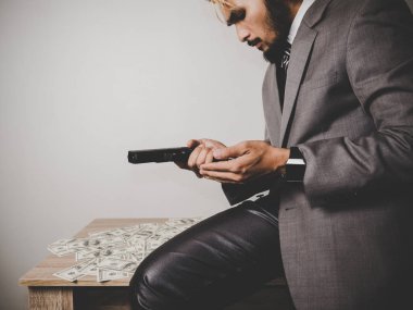 Gangster adam el silah Doları banknot ile tutarak