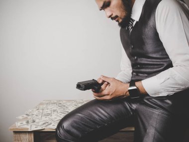 Gangster adam el silah Doları banknot ile tutarak