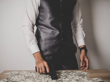 Gangster adam el silah Doları banknot ile tutarak