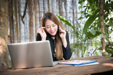 Onun çalışma evinde otururken Evet genç iş kadını.