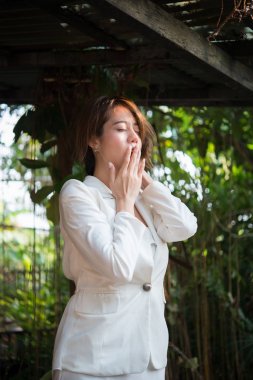 Kendini germe ve esneme genç iş kadını