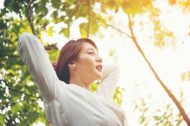 Güzel iş kadını rahatla ofisteki işten sonra