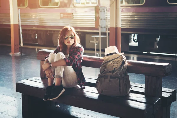 Hipster Mujer Mochilero Sentado Estación Tren — Foto de Stock