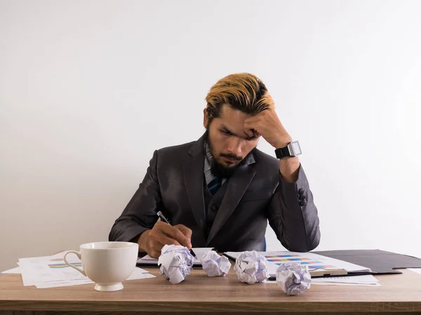 Hombre Negocios Serio Mano Celebración Informe Negocios Concepto Fracaso Empresarial —  Fotos de Stock