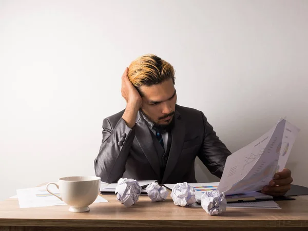 Hombre Negocios Serio Mano Celebración Informe Negocios Concepto Fracaso Empresarial —  Fotos de Stock