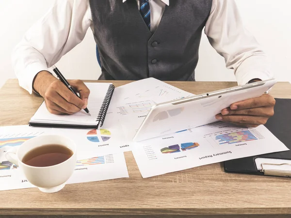 Mãos Empresário Trabalhando Com Gráficos Dados — Fotografia de Stock