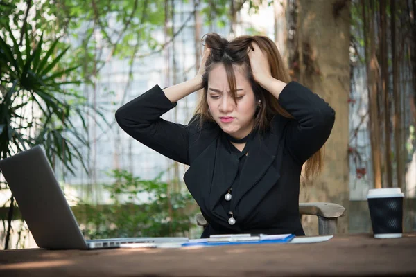 Retrato Uma Mulher Negócios Stressada Seu Local Trabalho Ela Está — Fotografia de Stock