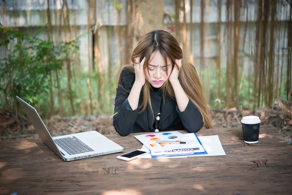 Retrato Uma Mulher Negócios Stressada Seu Local Trabalho Ela Está — Fotografia de Stock