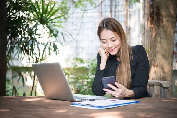 Jeune Femme Affaires Utilisant Téléphone Tout Étant Assis Son Lieu — Photo