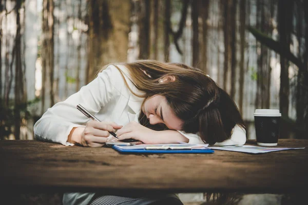 Cansada Exausta Freelance Mulher Dormindo Computador Portátil Escritório — Fotografia de Stock