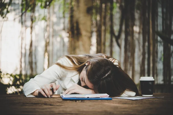 Cansada Exausta Freelance Mulher Dormindo Computador Portátil Escritório — Fotografia de Stock