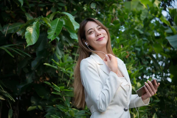 Mooie Zakelijke Vrouw Luisteren Muziek Voor Ontspannen Van Het Werk — Stockfoto