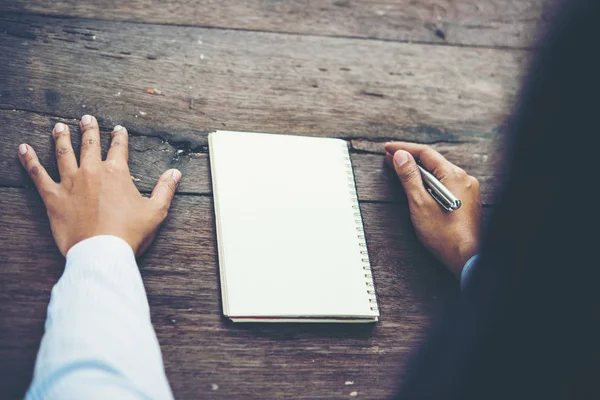 Hombre Escritura Mano Cuaderno Blanco Mesa Madera — Foto de Stock