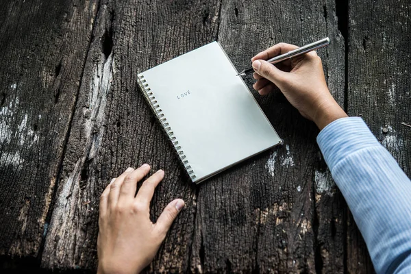 Mujer Escribiendo Algo Cuaderno — Foto de Stock