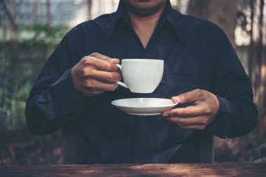 İşadamı portre içme kahve açık havada, kahve molası Zamanı.