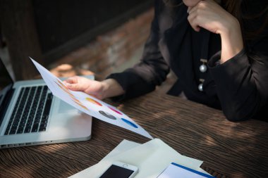  belgeleri grafikler ile çalışma iş kadını ofiste çalışan yatırım grafik analiz.