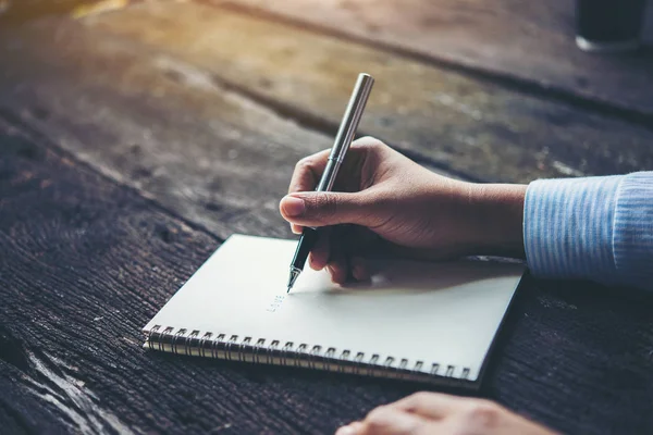 Mujer Escribiendo Algo Cuaderno — Foto de Stock