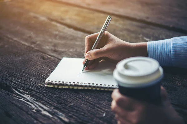 Mujer Escribiendo Algo Cuaderno — Foto de Stock