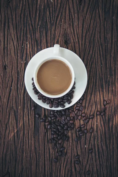 Ovanifrån Kaffekopp Och Kaffebönor Träbord — Stockfoto