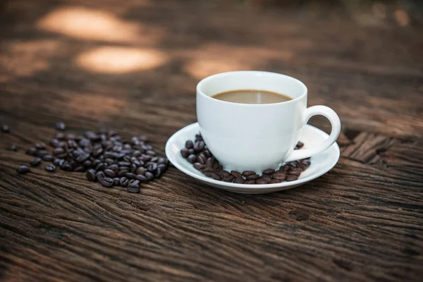 Kaffekopp Och Kaffebönor Träbord — Stockfoto