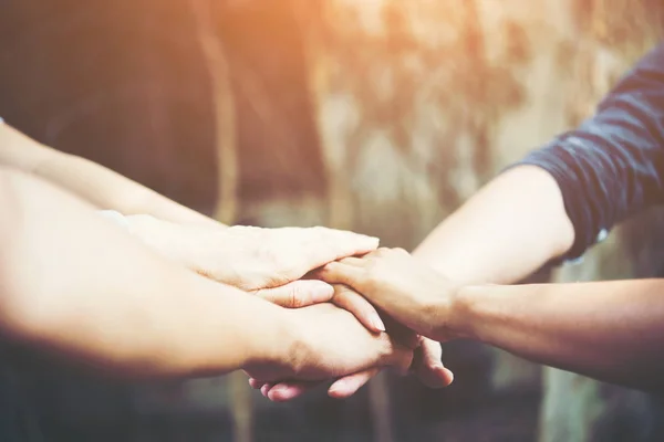 Trabajo Equipo Negocios Pie Manos Juntas — Foto de Stock