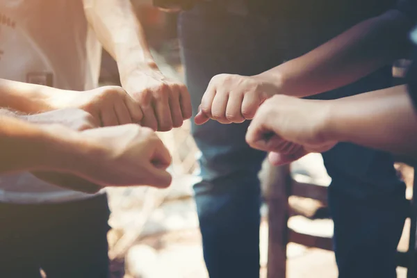 Acercamiento Los Jóvenes Poniendo Sus Manos Juntas Equipo Con Pila — Foto de Stock