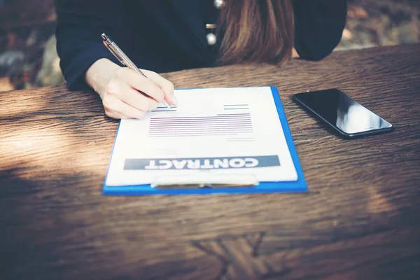 Glückliche Geschäftsfrau Unterschreibt Auf Einem Schreibtisch Hause — Stockfoto