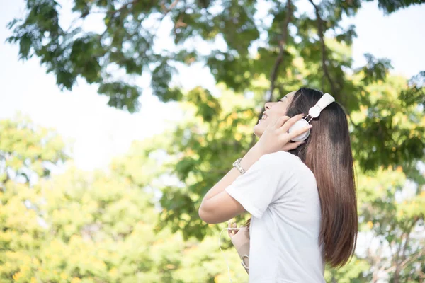 Porträt Eines Lächelnden Mädchens Mit Kopfhörern Das Musik Hört Während — Stockfoto