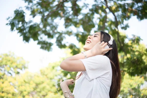 Retrato Uma Menina Sorridente Com Fones Ouvido Ouvindo Música Enquanto — Fotografia de Stock